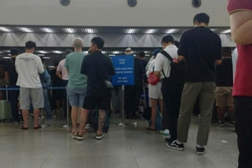 Lỗi hệ thống xuất cảnh, hành khách ùn ứ ở sân bay Tân Sơn Nhất