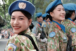 Mạng xã hội 'dậy sóng' vì nữ chiến sĩ cười xinh trong buổi hợp luyện diễu binh