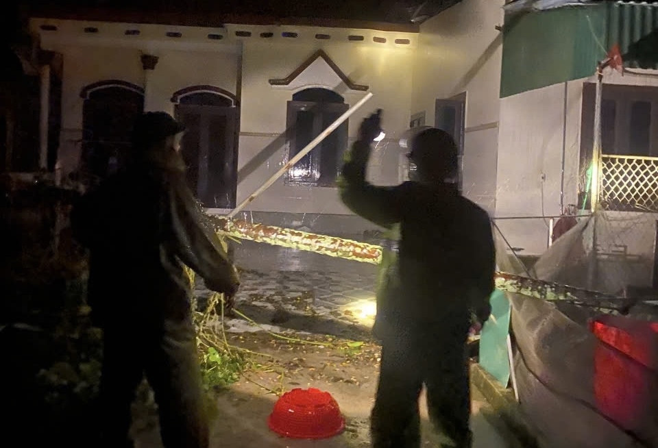 Mẹ và 3 con trú trong nhà tắm, òa khóc khi bão số 5 giật bay mái tôn