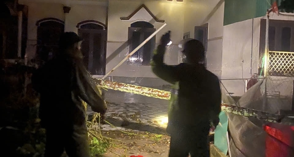 Mẹ và 3 con trú trong nhà tắm, òa khóc khi bão ...