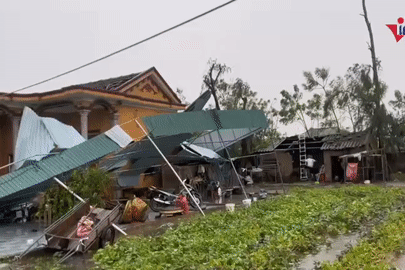 Mở cửa nhà sau cơn bão số 5 dị thường, người dân Hà Tĩnh oà khóc