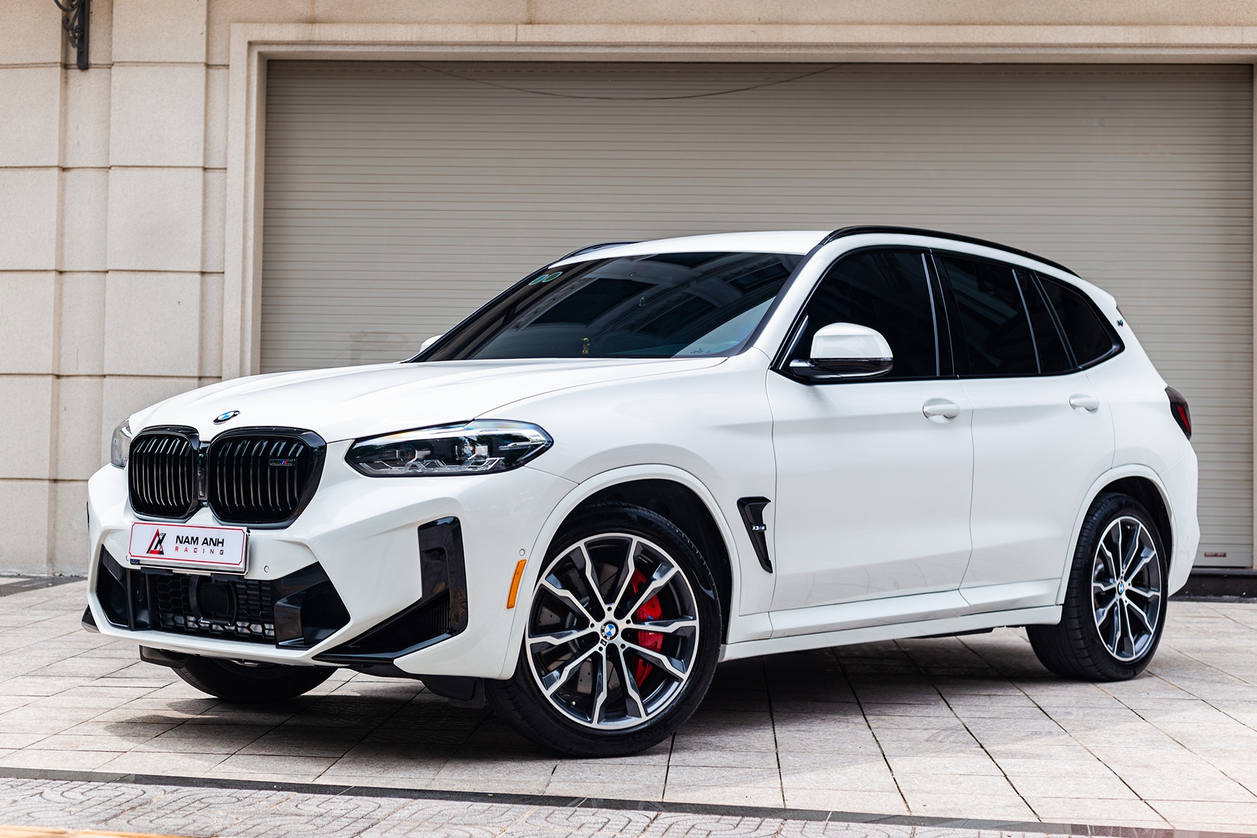 Mua xe sang BMW gần 2 tỷ, chủ xe mạnh tay chi hàng trăm triệu độ thành độc bản