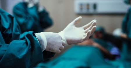 Nam sinh lớp 8 nhập viện với vùng kín đau đớn, phải mổ cấp cứu