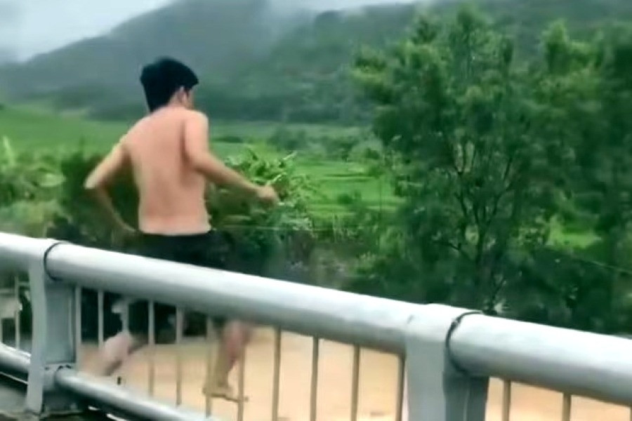 Người đàn ông ở Thanh Hóa bất ngờ nhảy xuống dòng suối chảy xiết