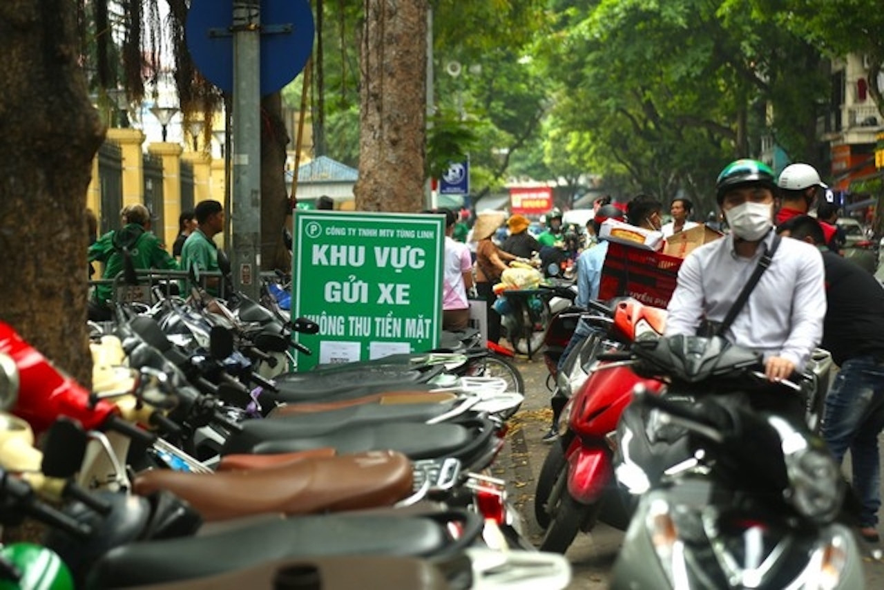nguoi dan va du khach du le dieu binh a80 can nam ro diem trong giu xe.jpg