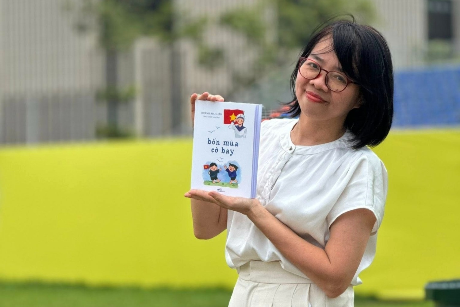 Nữ nhà báo VTV dành 1 năm ra tập thơ 'Bốn mùa cờ bay'