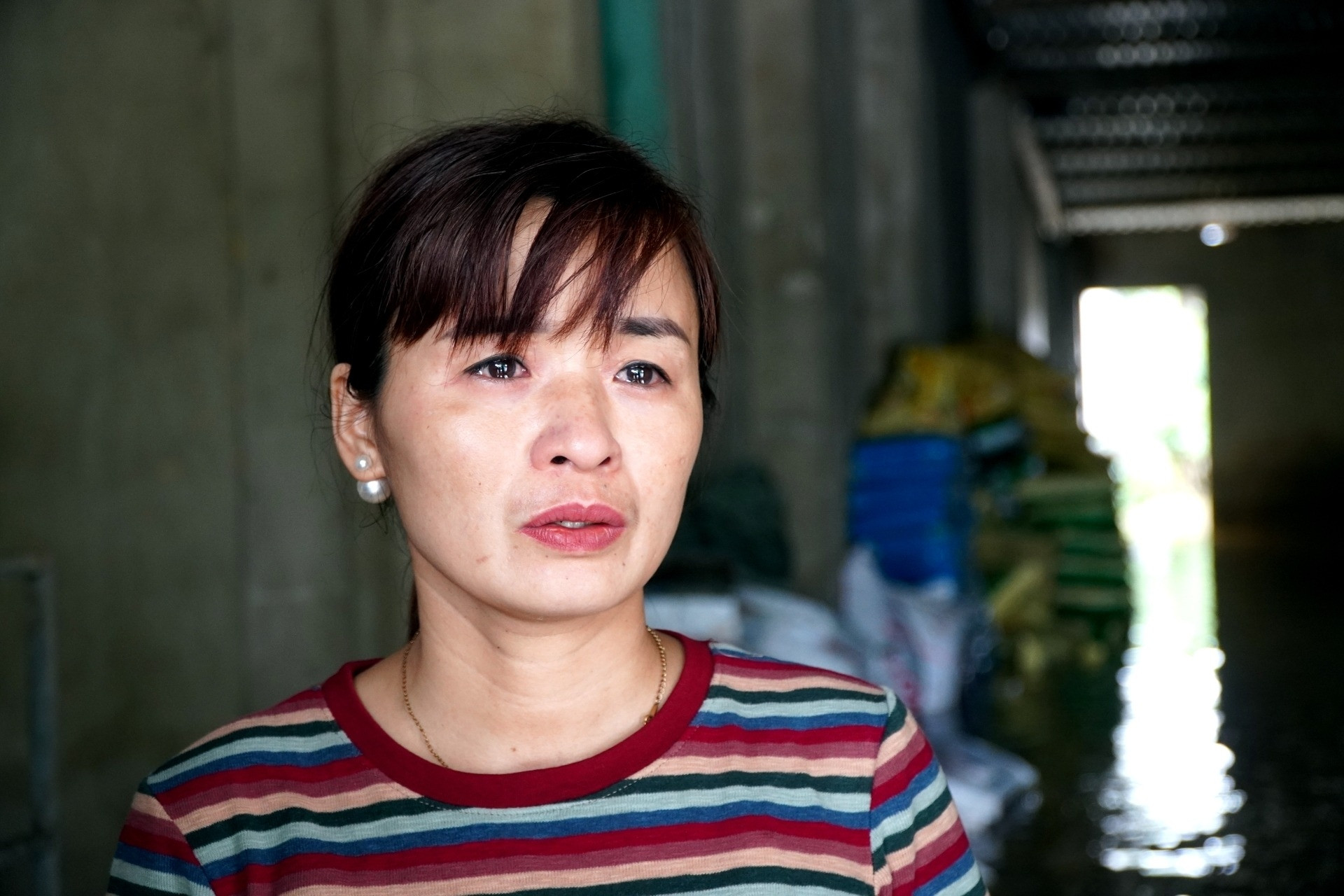 Lũ cuồn cuộn trong đêm, người phụ nữ khóc ngất nhìn tài sản chìm trong biển nước