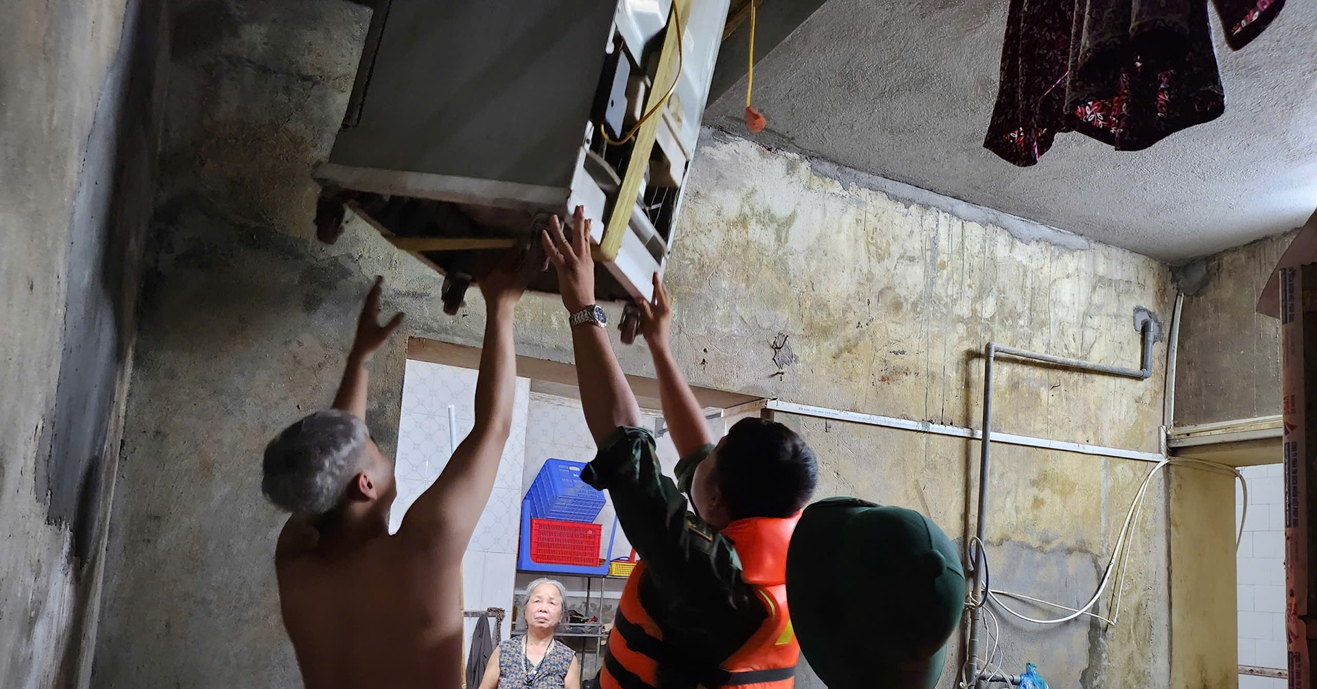 Nước sông Hồng tràn vào nhà, người dân Lào Cai ôm đồ đạc chạy trong đêm