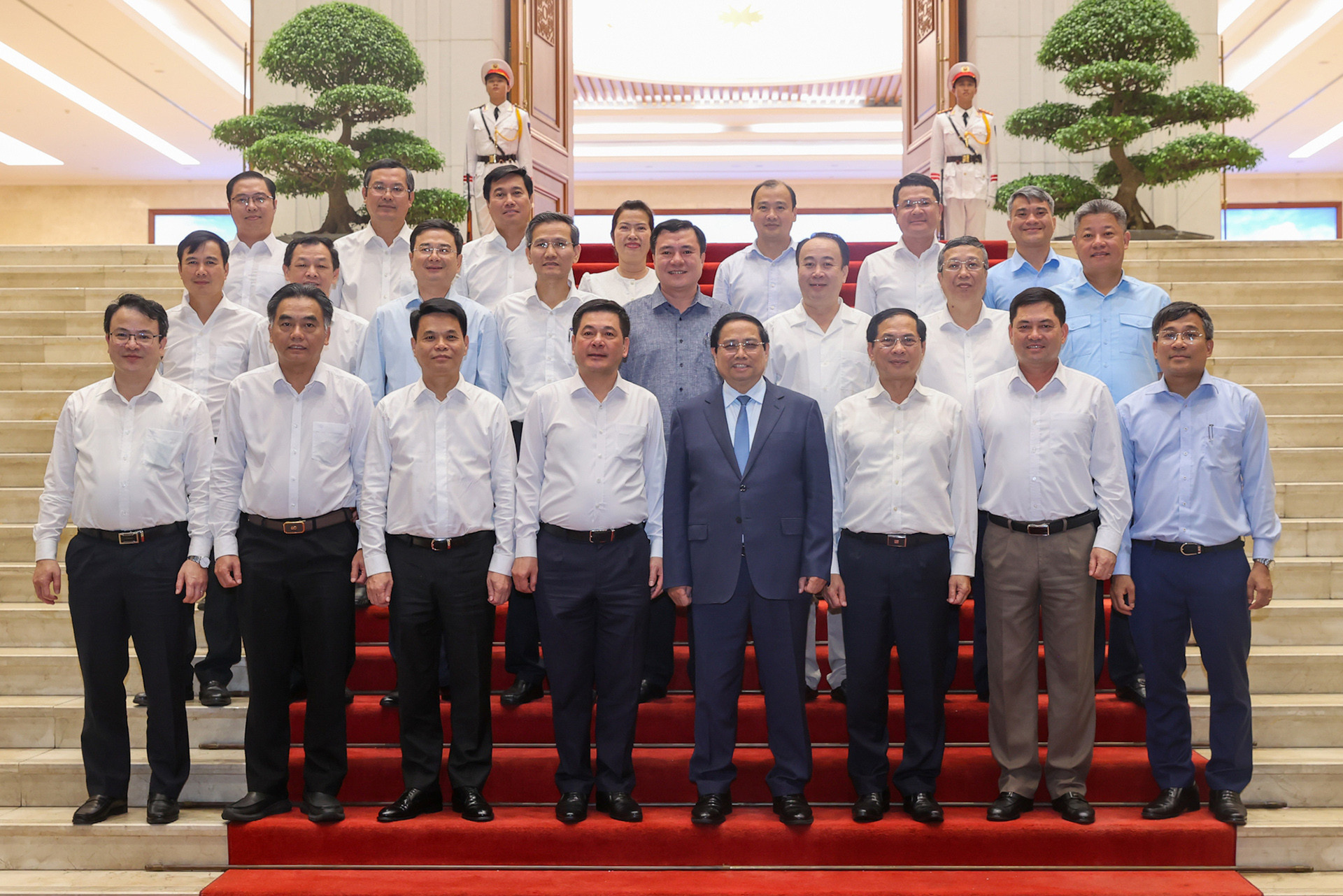 ra mat ban chi dao hoi nhap quoc te 17562161028131974508200.jpg