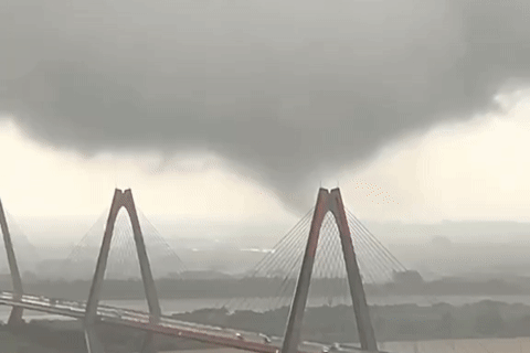 Sau bão số 5, vòi rồng bất ngờ xuất hiện ở Hà Nội