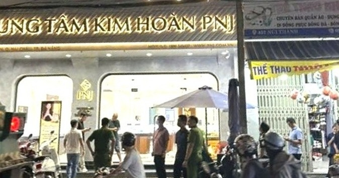 Thanh niên cầm búa đập tủ kính, cướp tiệm vàng ...