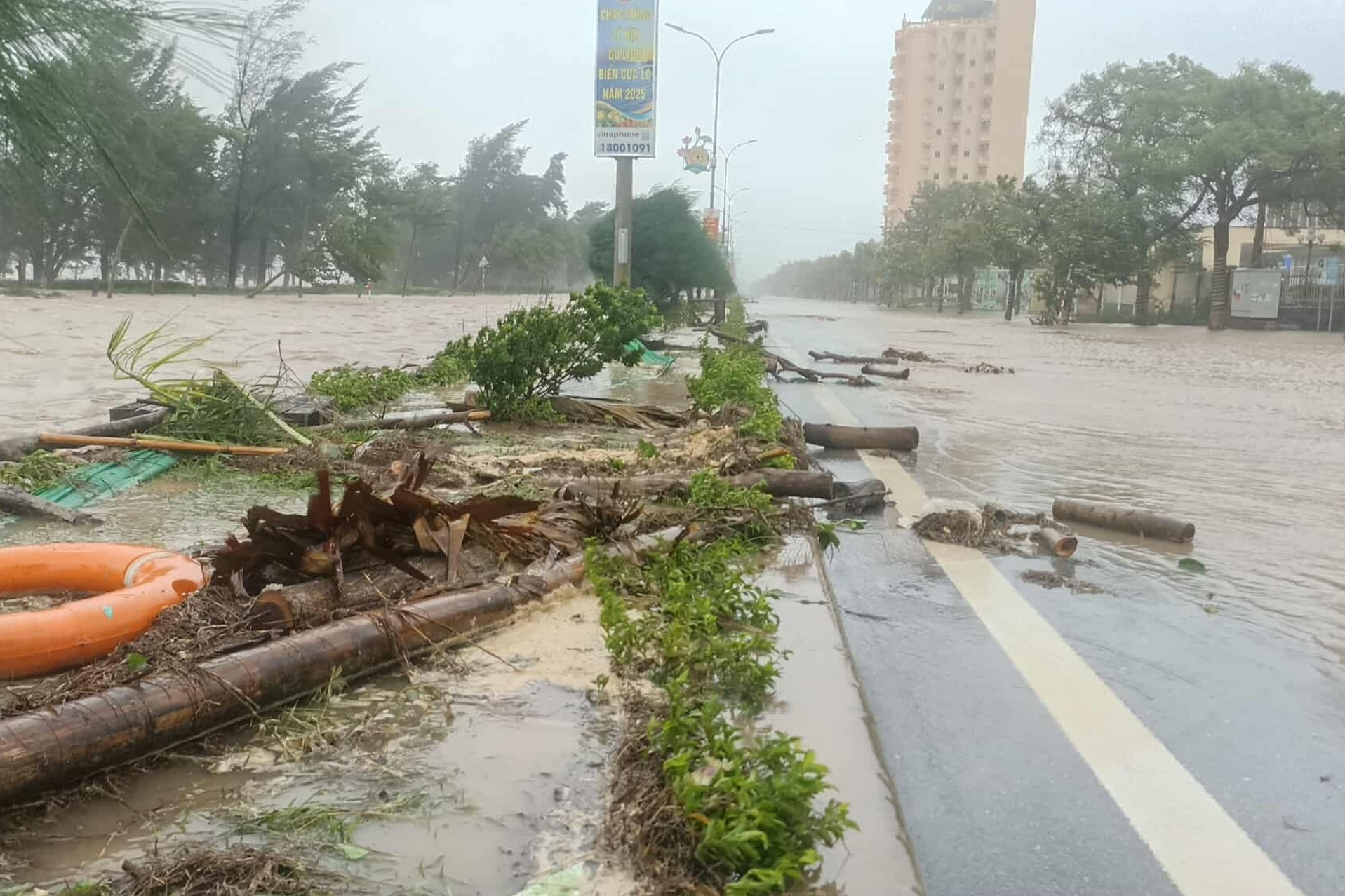 Thủ tướng: Khuyến cáo người dân hạn chế đi lại khi có mưa lũ lớn