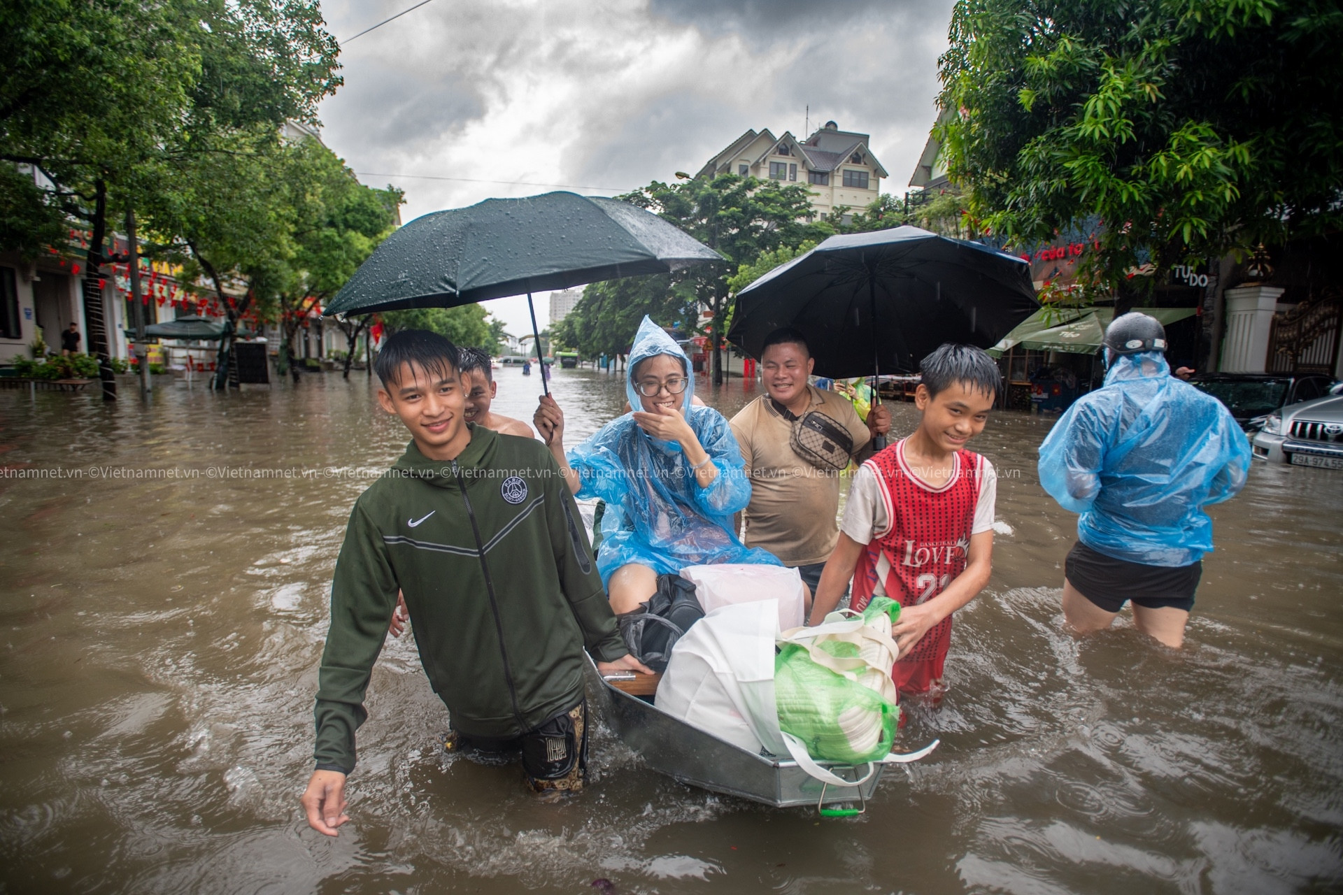 Thuê thuyền vượt ngập đi làm, nữ nhân viên ở Hà Nội: 'Phải chấm công bằng mọi giá'