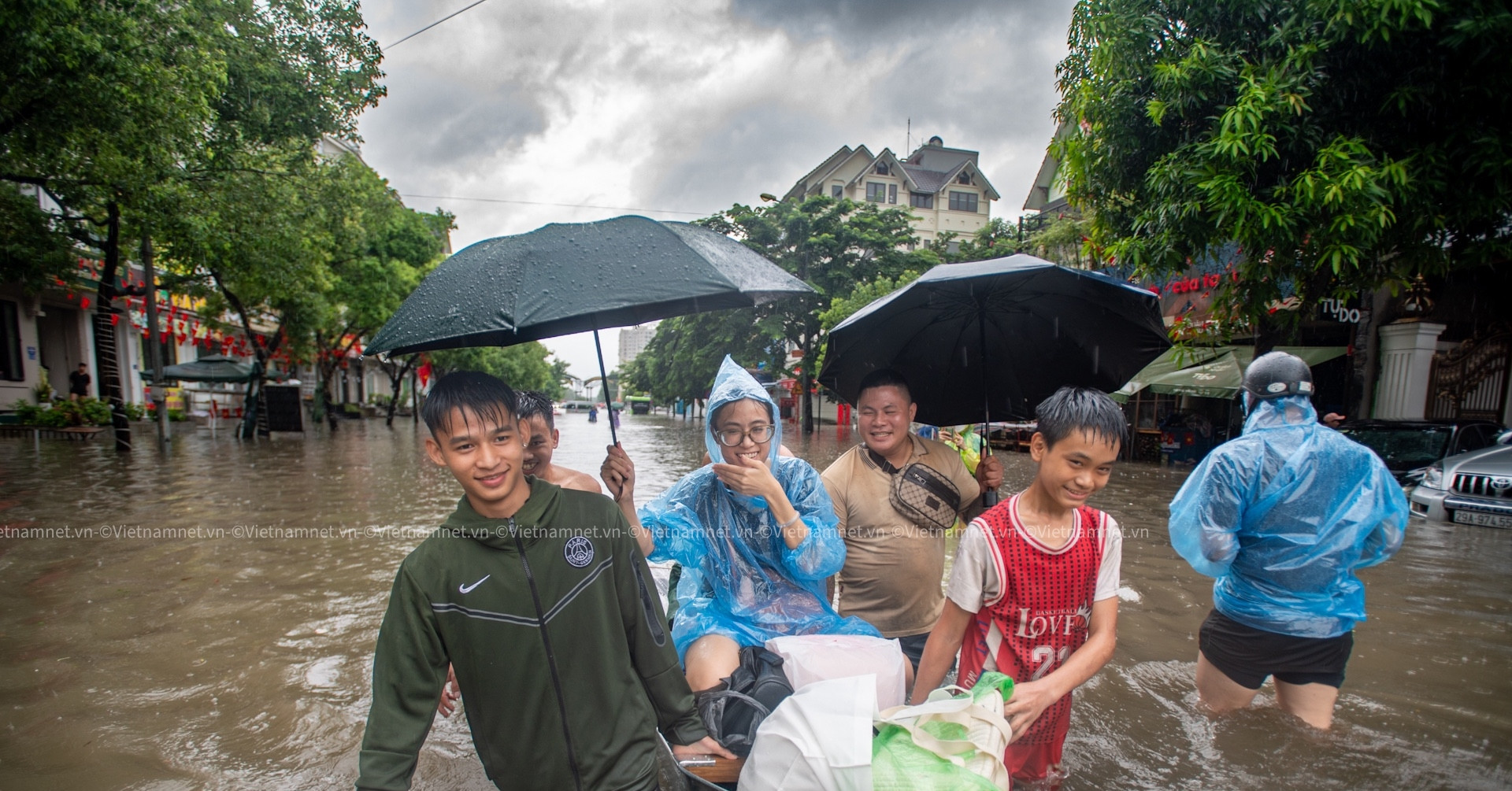 Thuê thuyền vượt ngập đi làm, nữ nhân viên ở Hà Nội: &amp;apos;Phải chấm công bằng mọi giá&amp;apos;