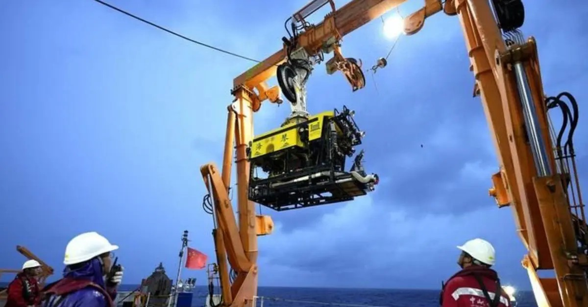 Trung Quốc thử nghiệm thành công robot nặng 3,6 tấn, lặn sâu 6.000m dưới biển