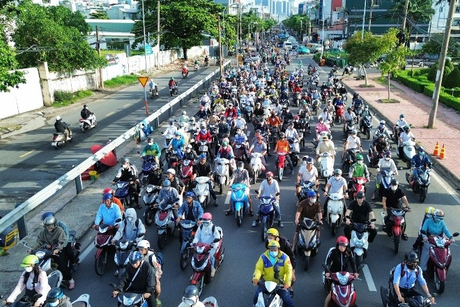 Ùn xe, va chạm giao thông ngày đầu cấm ô tô qua cầu cửa ngõ TPHCM