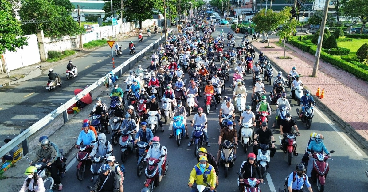 Ùn xe, va chạm giao thông ngày đầu cấm ô tô qua cầu cửa ngõ TPHCM