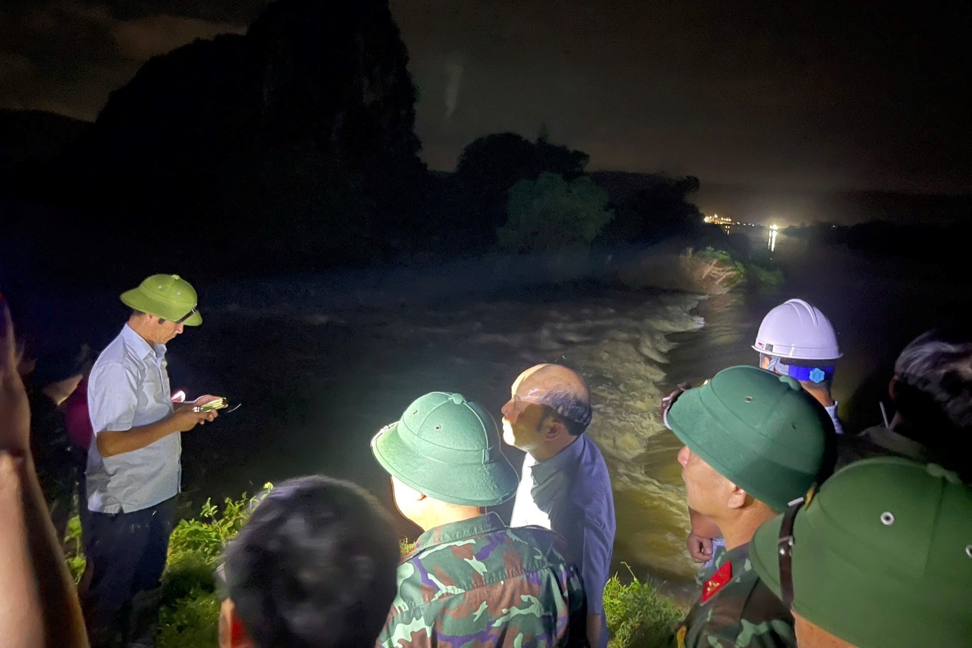 Vỡ kênh ở Thanh Hóa, Chủ tịch tỉnh xuống hiện trường trong đêm