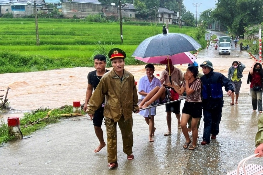 Vượt 40km trong bão lũ đưa sản phụ đến viện sinh con