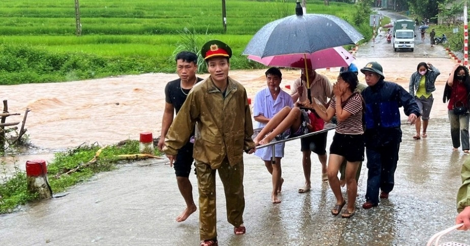Vượt 40km trong bão lũ đưa sản phụ đến viện sinh con