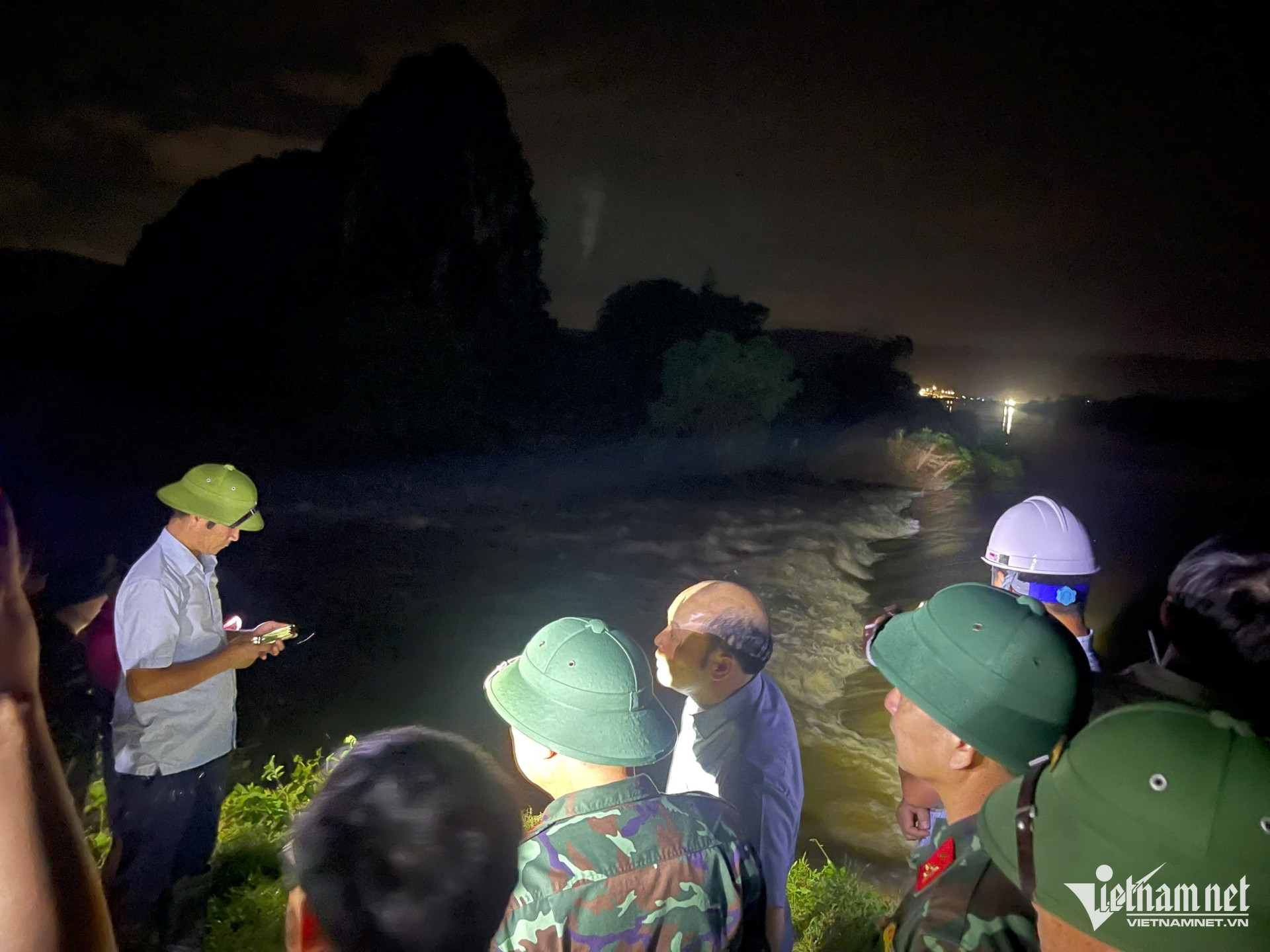 W-a1Vỡ kênh tiêu nước trong đêm.jpg