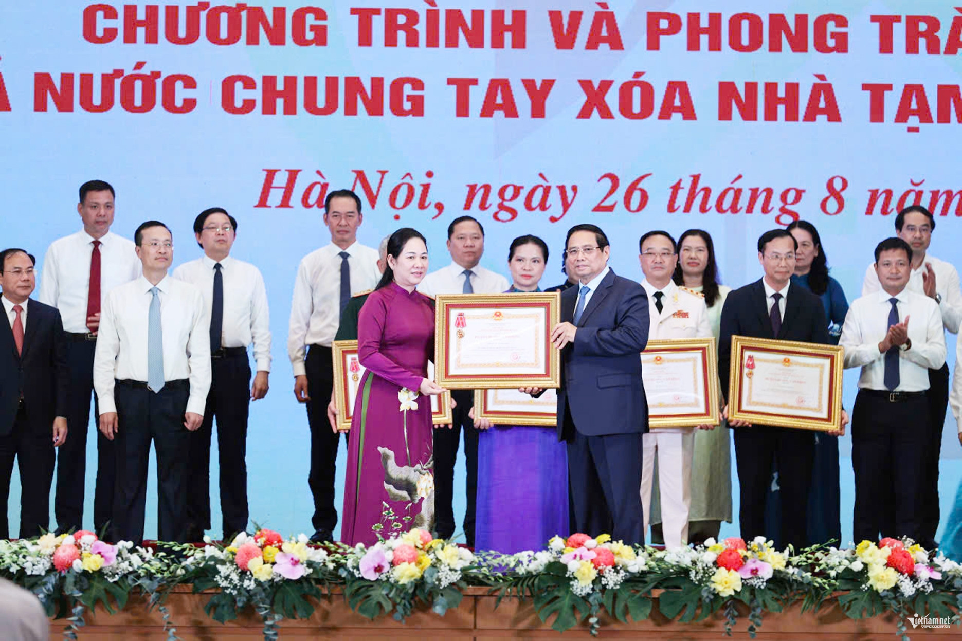 W-Trao Huân chương LĐ.jpg