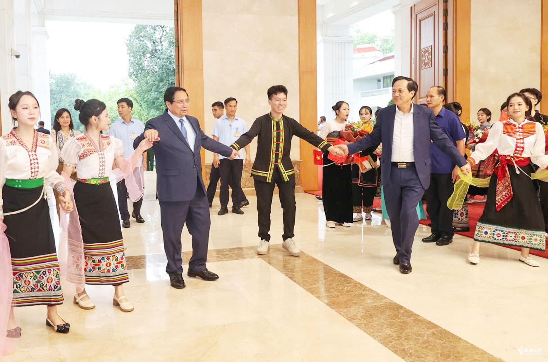 W-Vòng xòe đoàn kết.jpg