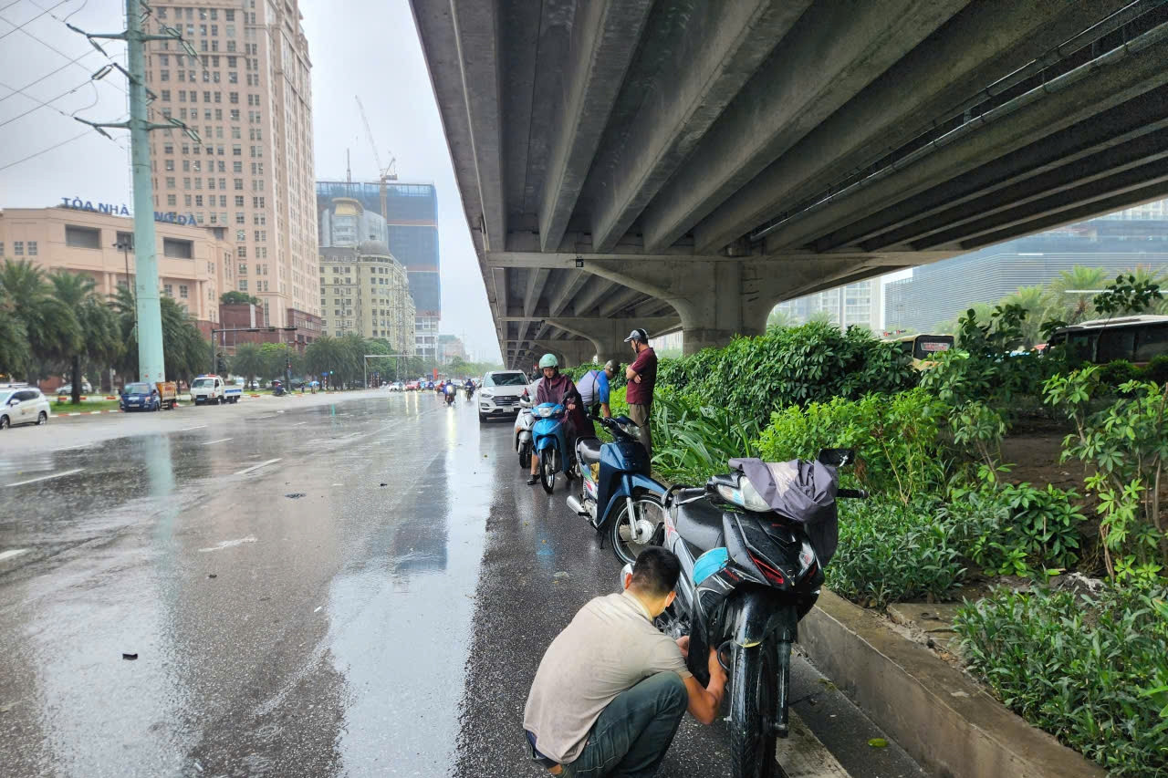 Xe chết máy giữa 'biển nước' ở Hà Nội, người phụ nữ thấy may vì đi xe số