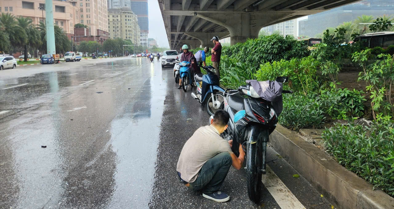 Xe chết máy giữa &amp;apos;biển nước&amp;apos; ở Hà Nội, người phụ nữ thấy may vì đi xe số