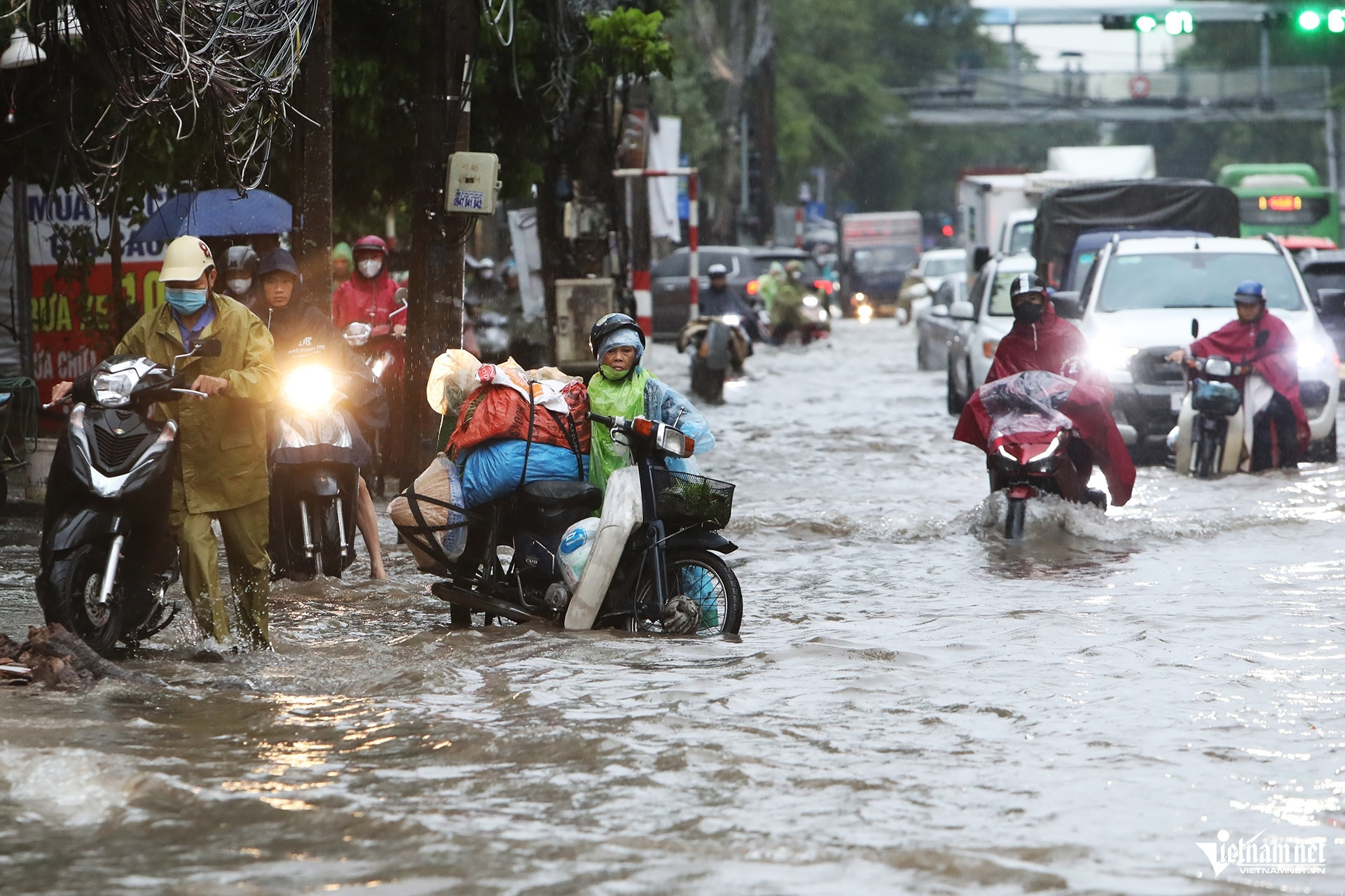 Xe chết máy nằm la liệt trên phố, người Hà Nội 'khóc' trên đường đi làm