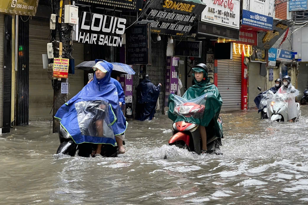Xe máy bị ngập nước, chết máy, làm gì để tránh 'tiền mất tật mang'?