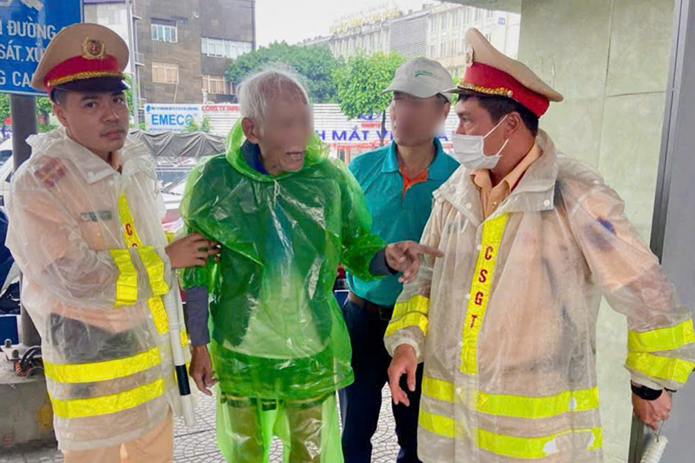 Thấy người đàn ông tím tái trong mưa, Thiếu tá cảnh sát Hà Nội hành động khẩn