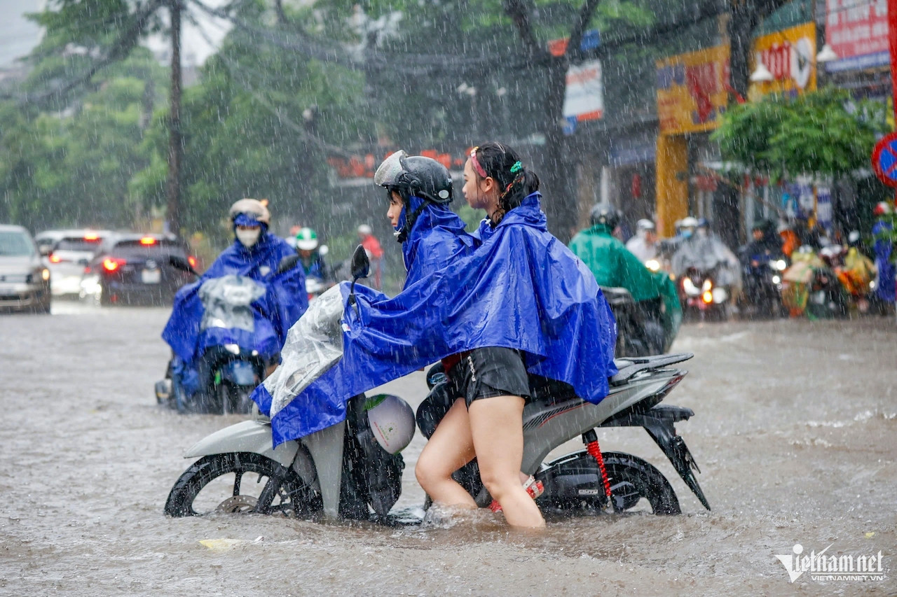 Các điểm úng ngập vẫn còn đến sáng 27/8 ở Hà Nội, người đi đường nên tránh