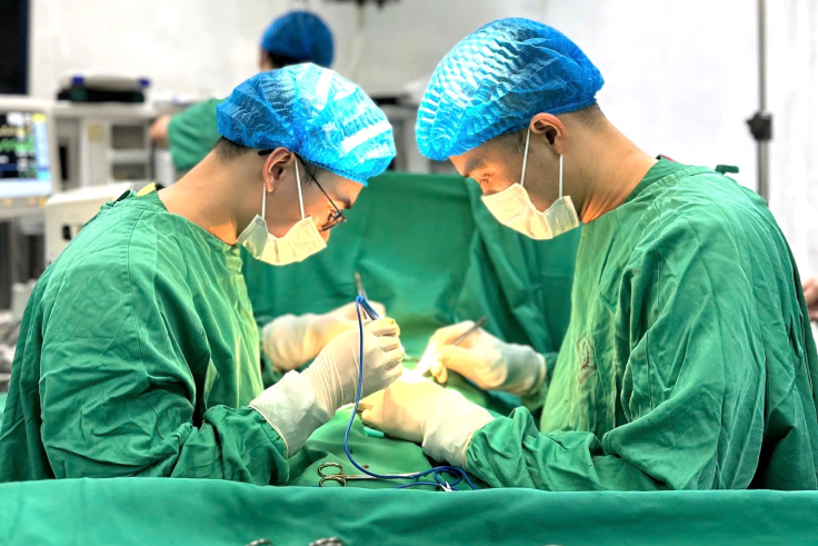 Bé trai bị chó cắn tổn thương nặng vùng kín