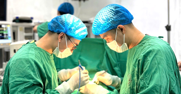 Bé trai bị chó cắn tổn thương nặng vùng kín