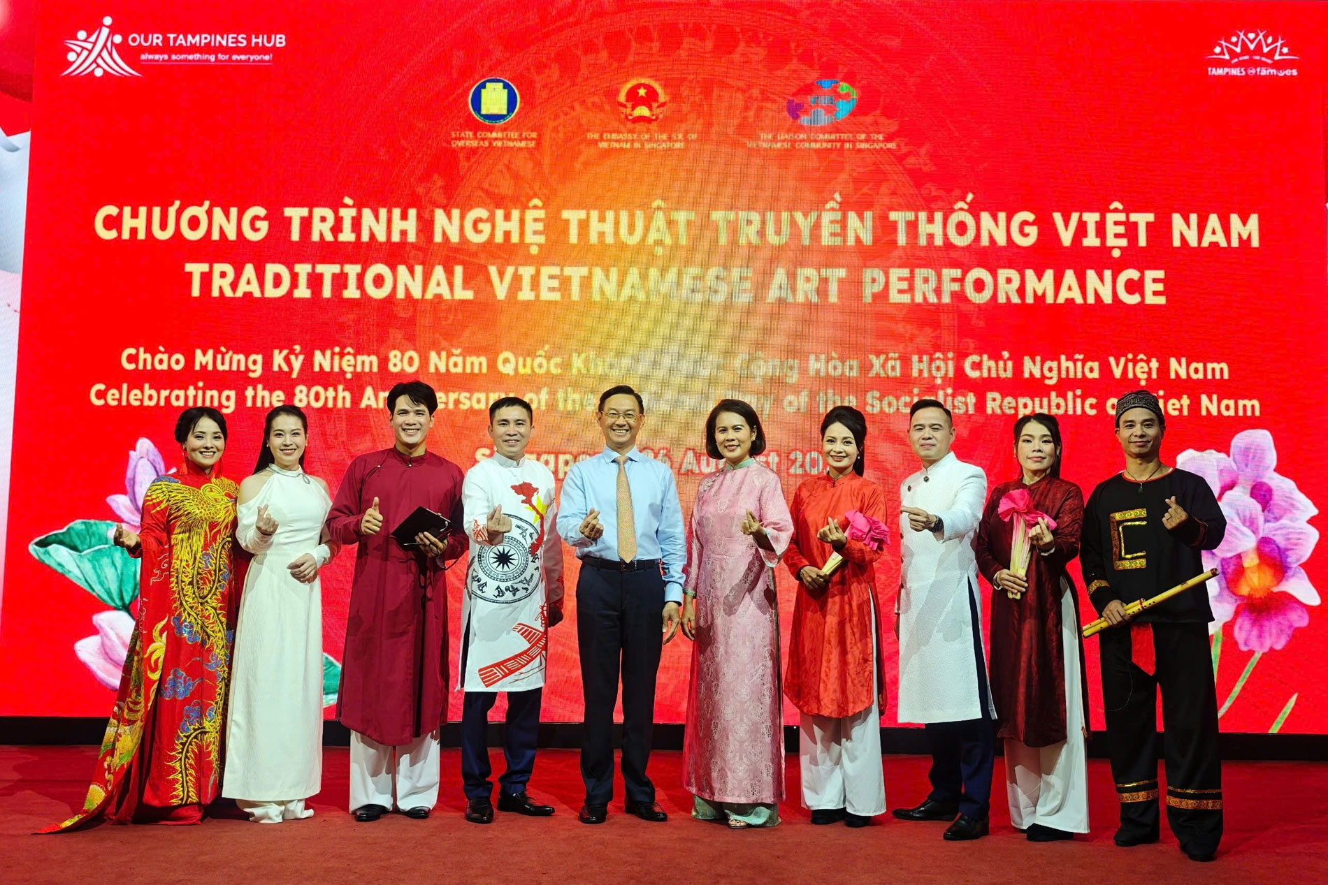 Biểu diễn nghệ thuật phục vụ cộng đồng người Việt Nam tại Singapore