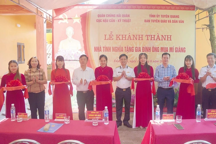 Bộ đội Hải quân tặng nhà tình nghĩa cho đồng bào dân tộc thiểu số ở Tuyên Quang