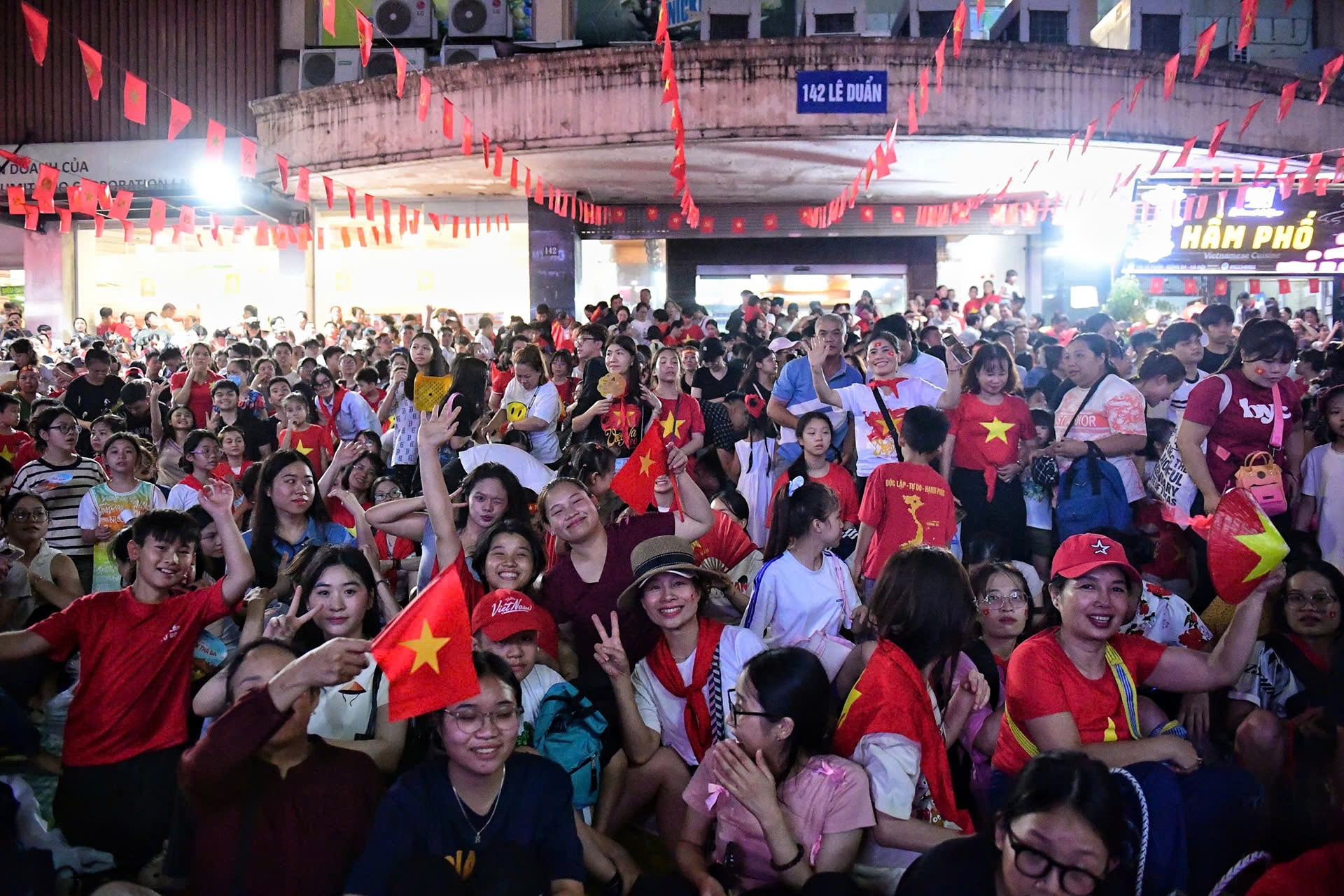 Các khối diễu binh tỏa ra các tuyến phố Hà Nội, chung vui với nhân dân