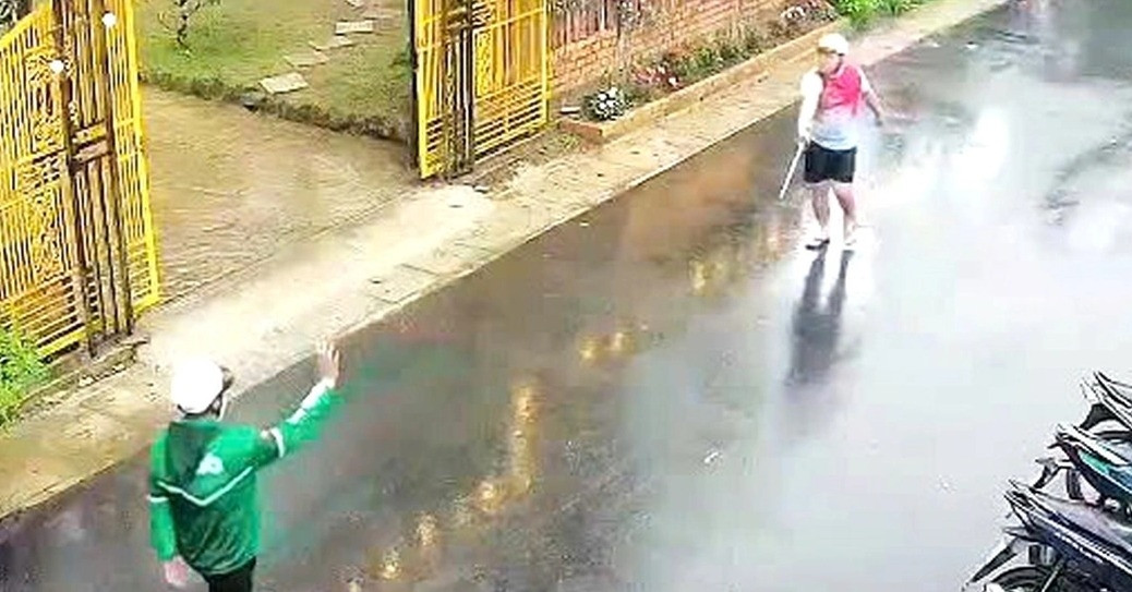 Chồng cùng 2 người lạ chặn đường đánh vợ giữa ban ngày