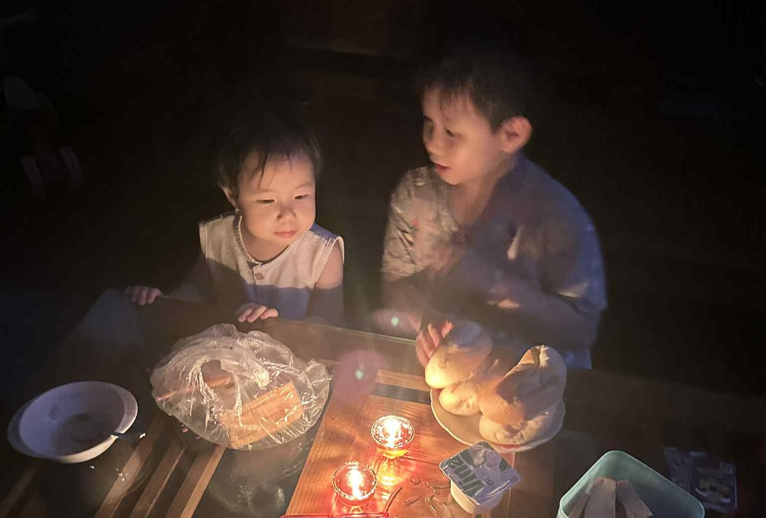 Dân chung cư Hà Nội leo bộ 9 tầng, lội nước mang nồi cơm điện đi cắm nhờ