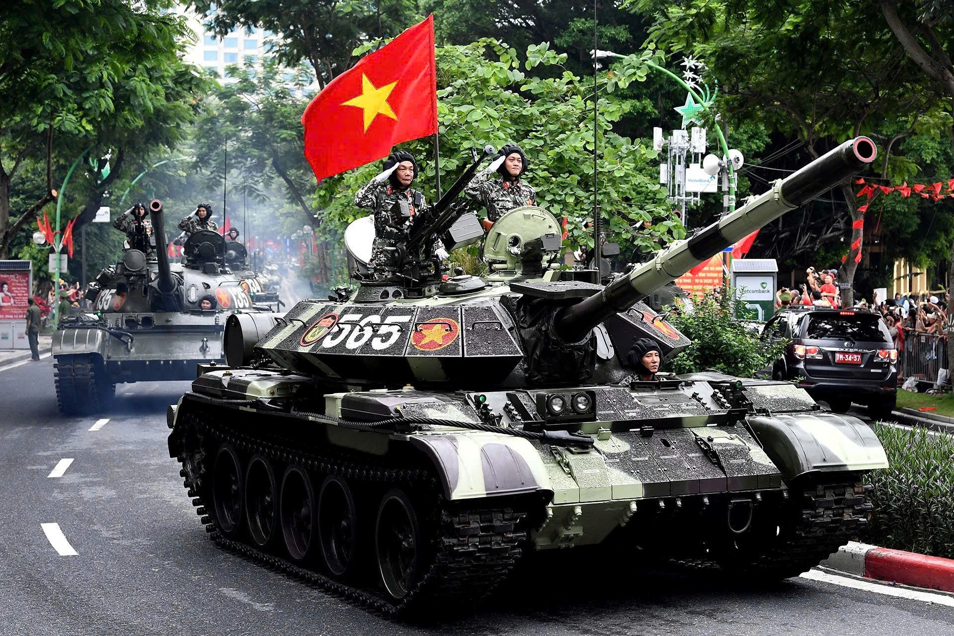 Dàn xe tăng, xe thiết giáp khí thế hành quân trên đường phố Hà Nội