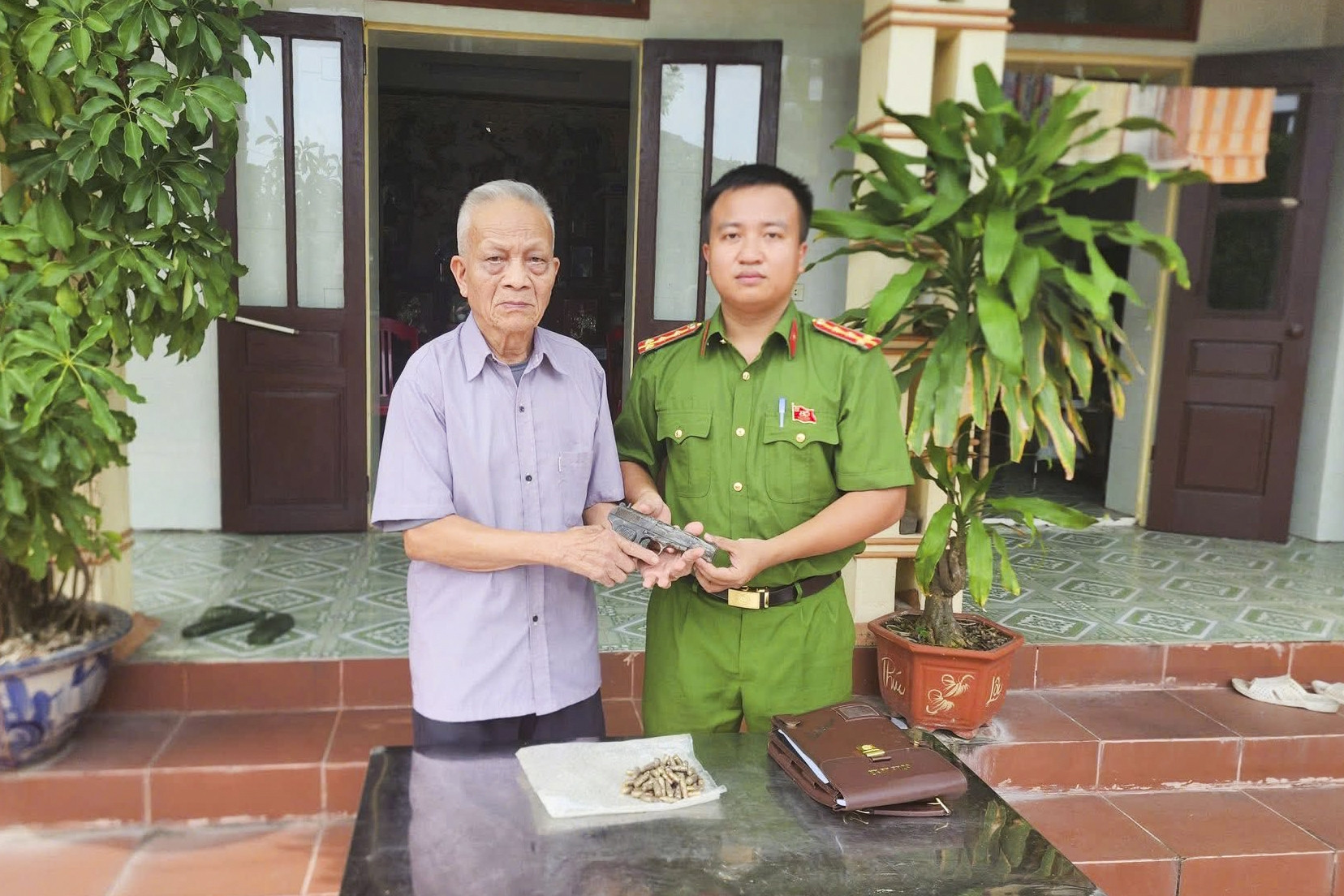 Đào chuối trên đê, người đàn ông ở Ninh Bình phát hiện thứ đáng sợ, lập tức báo công an