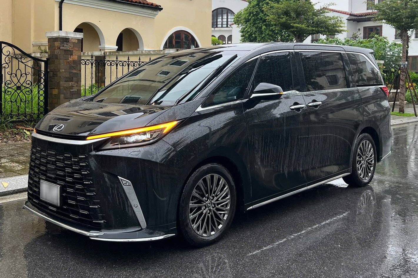 Đi 1 tháng, xe sang Lexus LM 2025 bán giá cao hơn xe mới, chủ xe lãi cả tỷ?