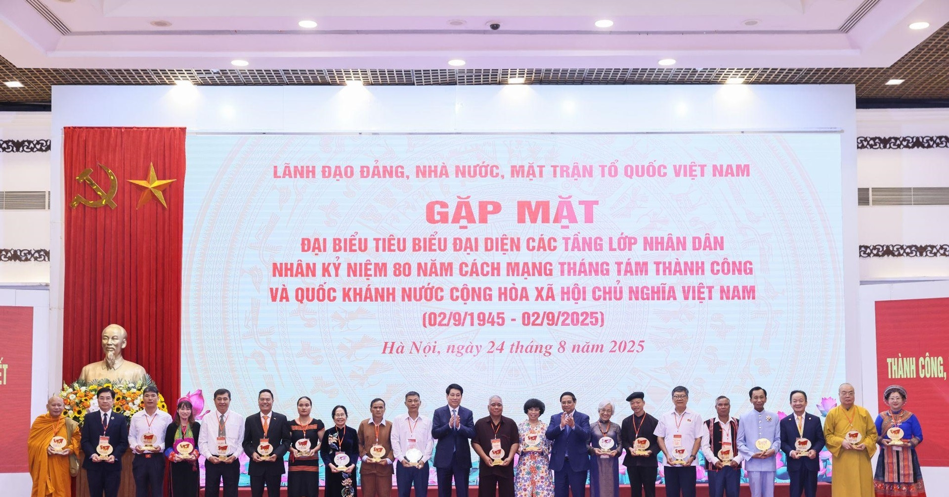 Doanh nhân Đỗ Quang Hiển được vinh danh nhờ cống hiến đặc biệt cho cộng đồng