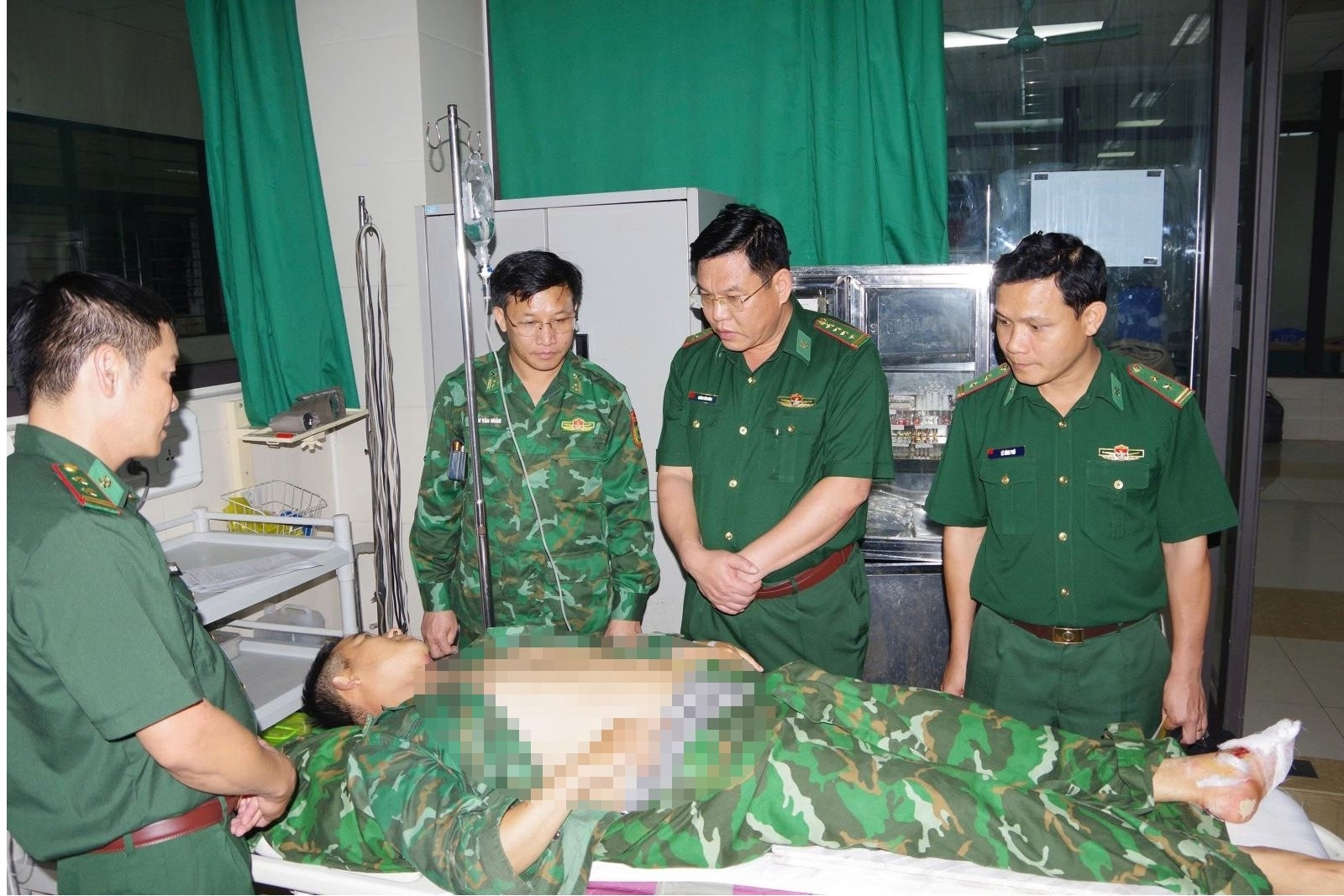 Hai cán bộ bị nhà sập đè khi giúp dân, 30 phút khẩn cấp đưa người ra khỏi đống đổ nát