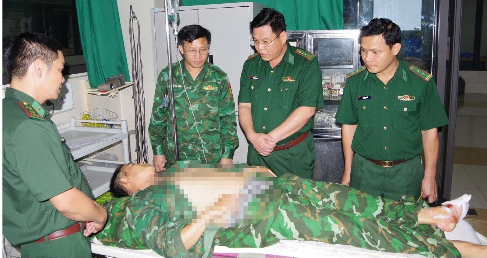 Hai cán bộ bị nhà sập đè khi giúp dân, 30 phút khẩn cấp đưa người ra khỏi đống đổ nát