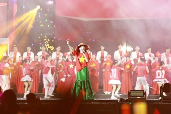 Hòa Minzy, Soobin Hoàng Sơn hát dưới mưa trắng trời cùng 25 nghìn khán giả