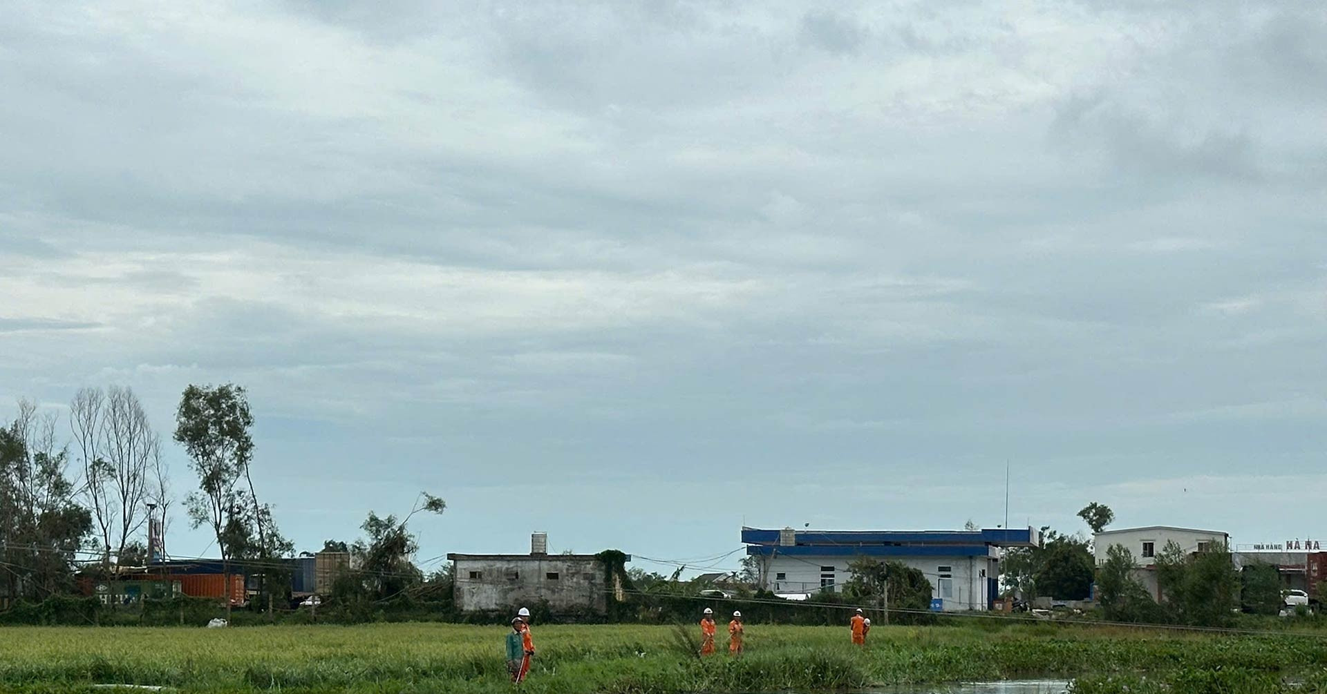 Hơn 1,6 triệu khách hàng đã được cấp điện trở lại sau bão số 5