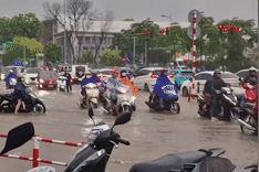 Khách Tây tá hỏa thấy Hà Nội ngập trong 'biển nước', xúc động vì một điều