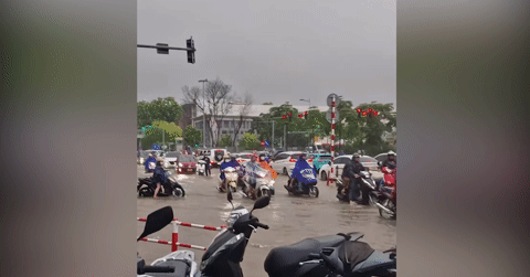 Khách Tây tá hỏa thấy Hà Nội ngập trong &amp;apos;biển nước&amp;apos;, xúc động vì một điều